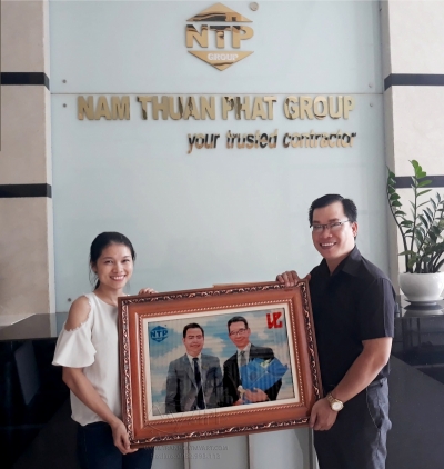 Ông Phan Nhật Tuyên - TGĐ Tập Đoàn Nam Thuận Phát - trao tặng bức TRANH CÁT cho đối tác Nhật Bản